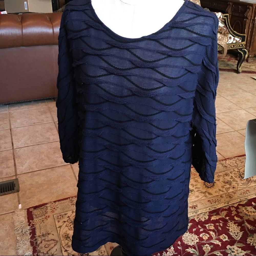 Textured Navy 3/4 Arm Length Top!